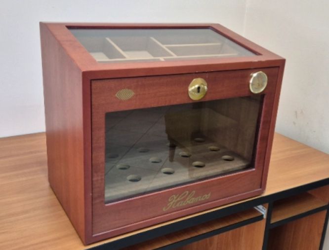 Луксозен хумидор за пури Habanos – със стъклен капак и чекмедже