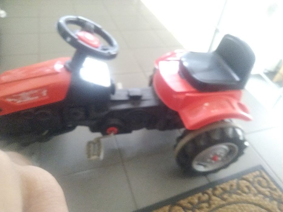 Vând tractoraș de copii mici