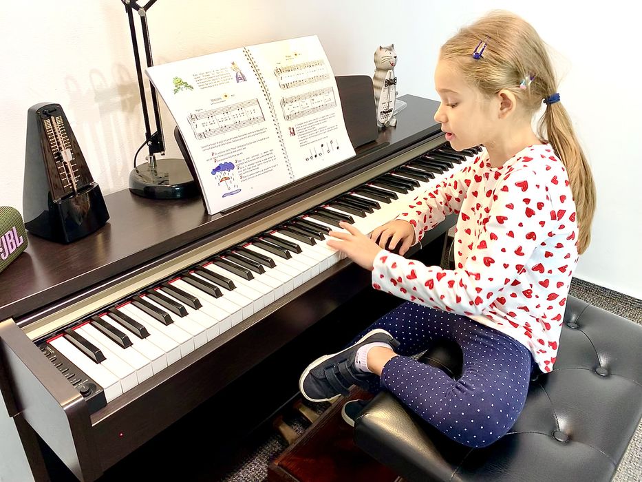 Lectii / Cursuri  Pian - Chitară - Curs / Meditatii  Copii si Adulti