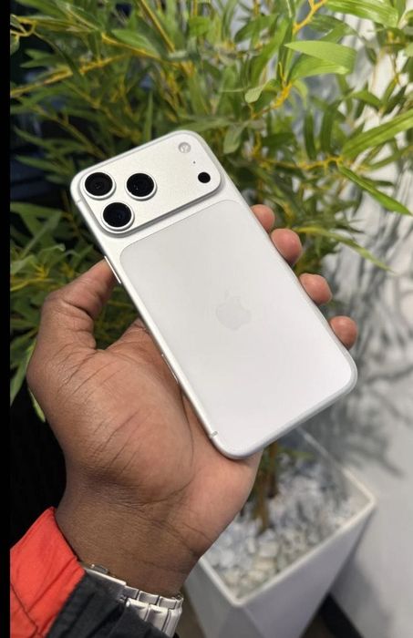 Iphone 17 pro max белый