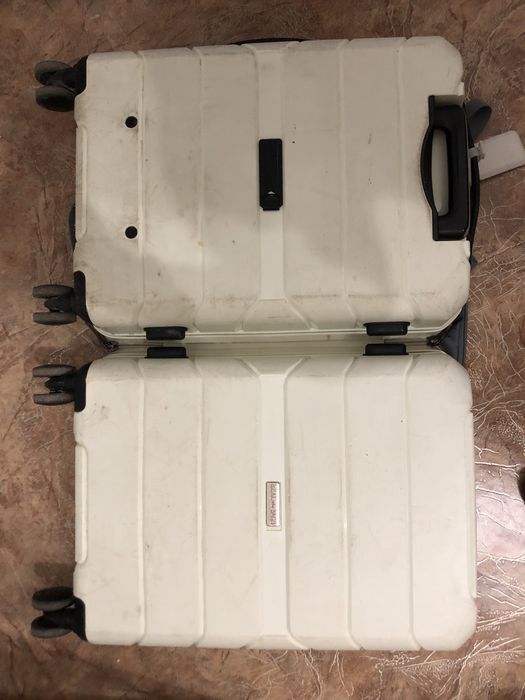 Вместительный крепкий  компактный чемодан