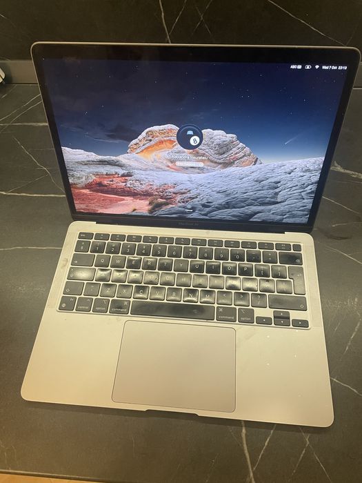 Vând MacBook Air M1, 2020, cu procesor Apple M1 și 8 GB RAM.