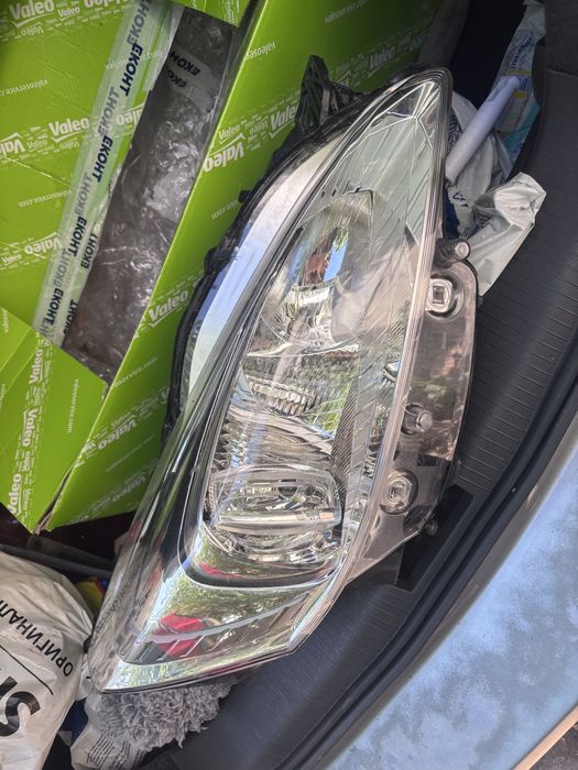 Продавам десен фар за Пежо 508