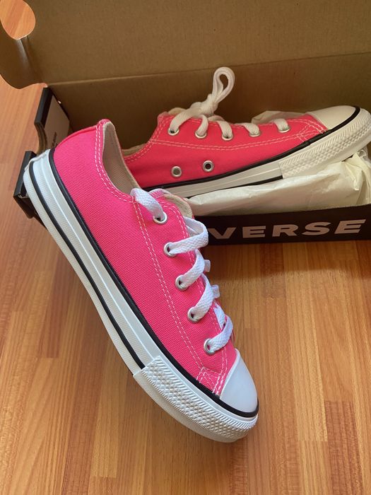 Teniși Converse noi