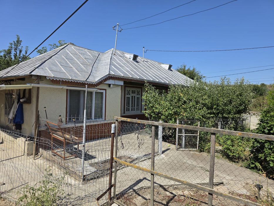 Gospodarie (casa si teren intravilan) in satul Negulesti, Bacau