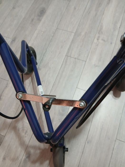 Cadru cu trei roti pentru persoane cu probleme