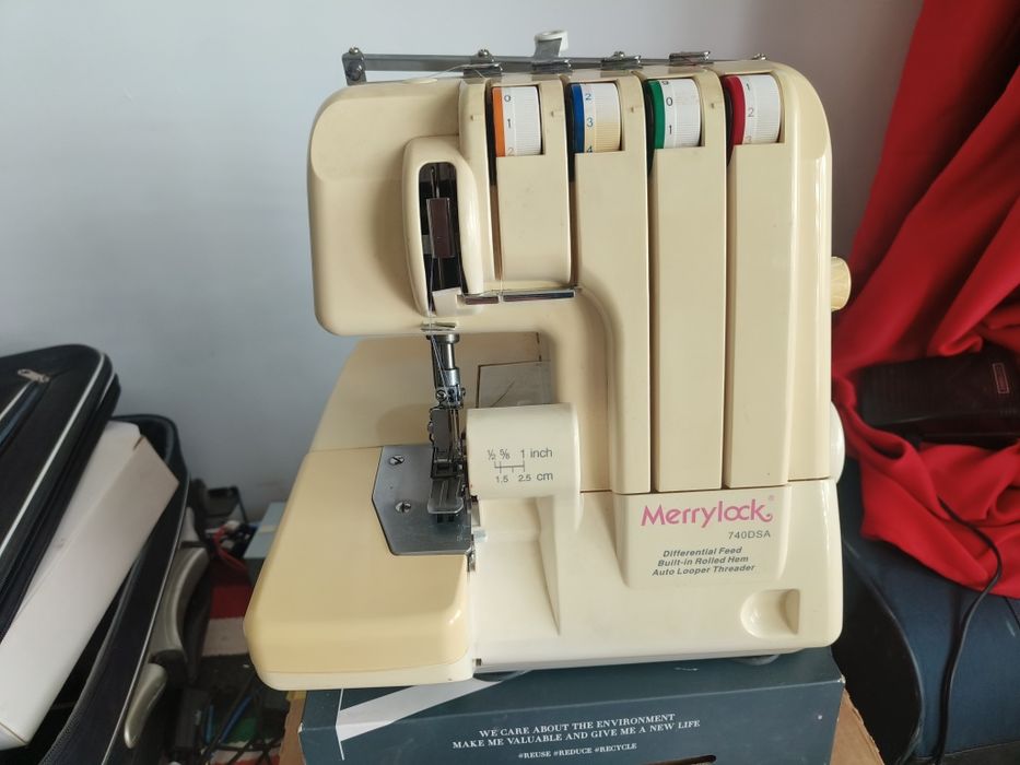 Mașină de surfilat merrylock 740dsa
