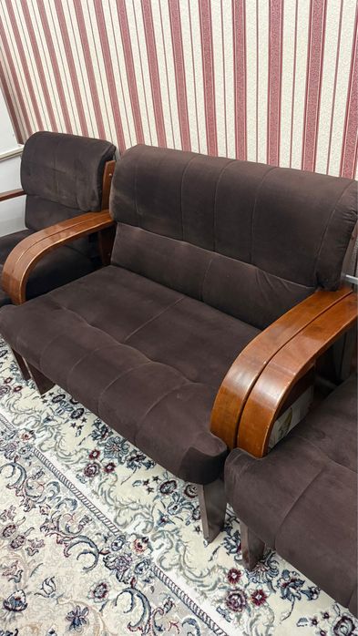 Продается комлект диван и 2 кресла