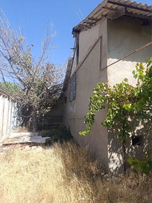 Срочно продаётся дача 6 соток,М-1,Урток,8км от Ташкента,прописка есть.