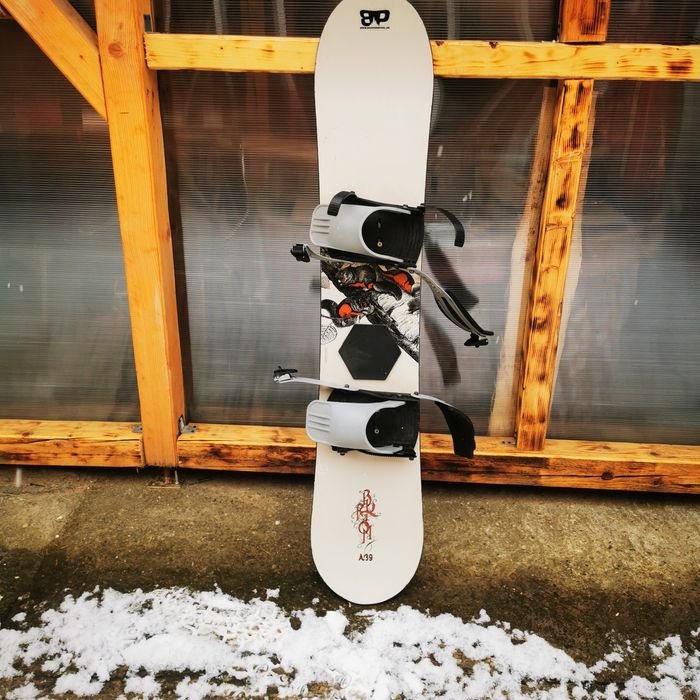 Vand placa snowboard pret in privat