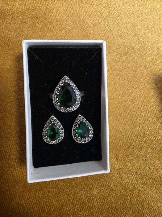 Kumush Serebro sotiladi.Продается серПродается серебряное кольцо.
Каче