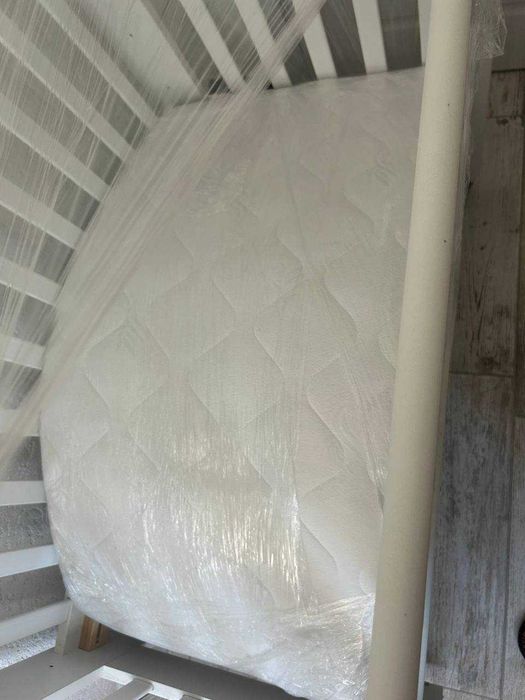 Дървена кошара в цвят бяло