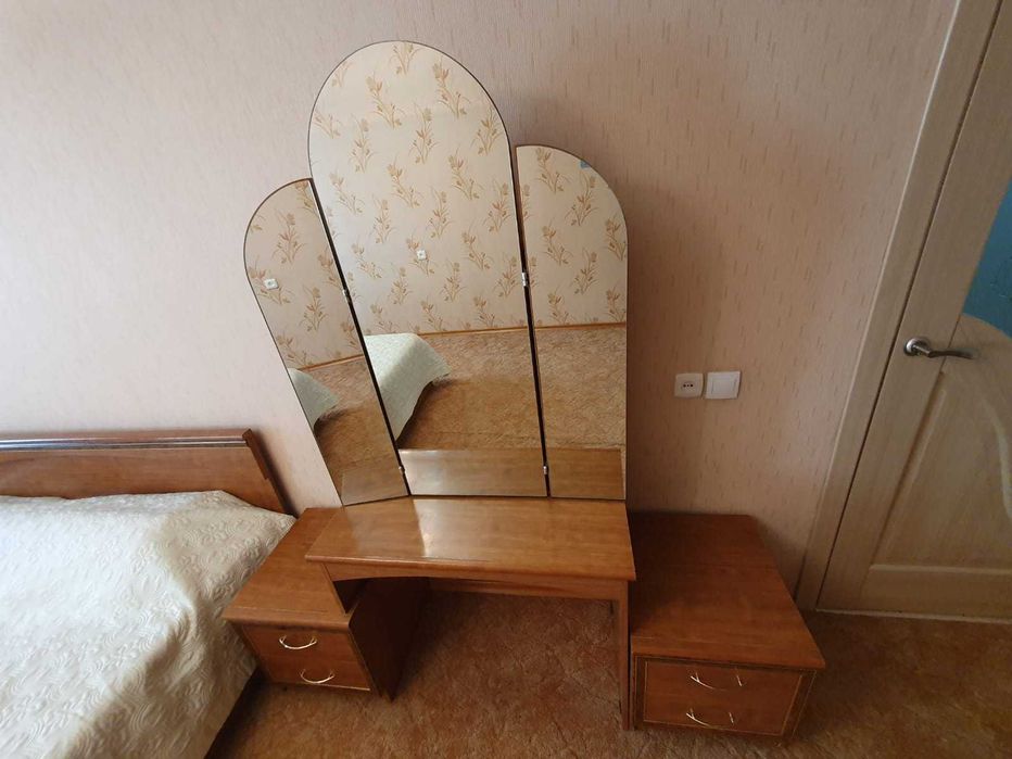 Продам туалетный столик