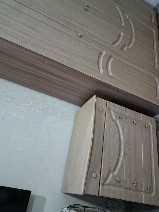 Продам шкаф,кровать,комод,палас.