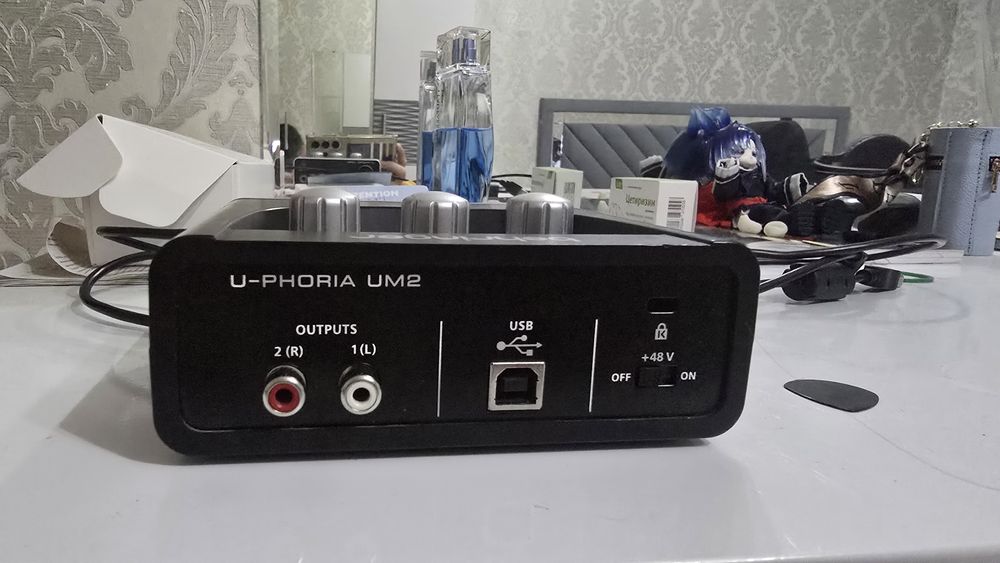 Звуковая карта Behringer U-Phoria um2