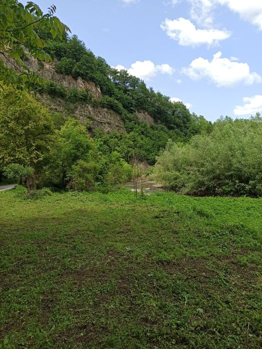 Малък добре поддържан имот до главния път и реката