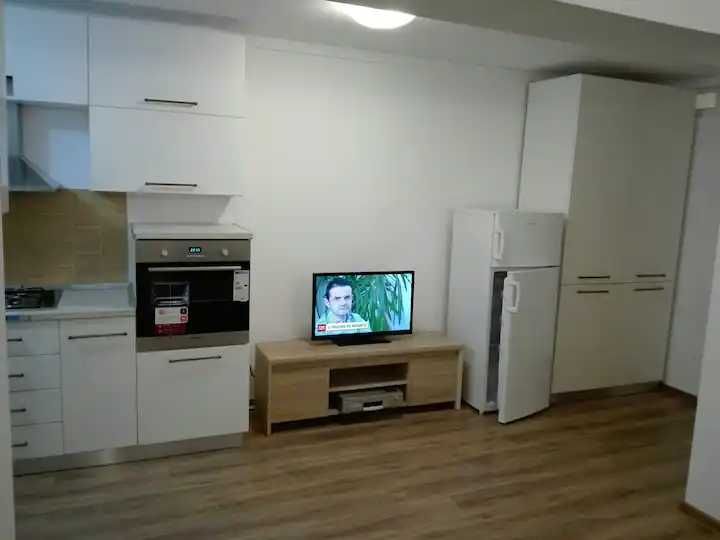 Închiriez apartament ultracentral ultramodern cu parcare privata