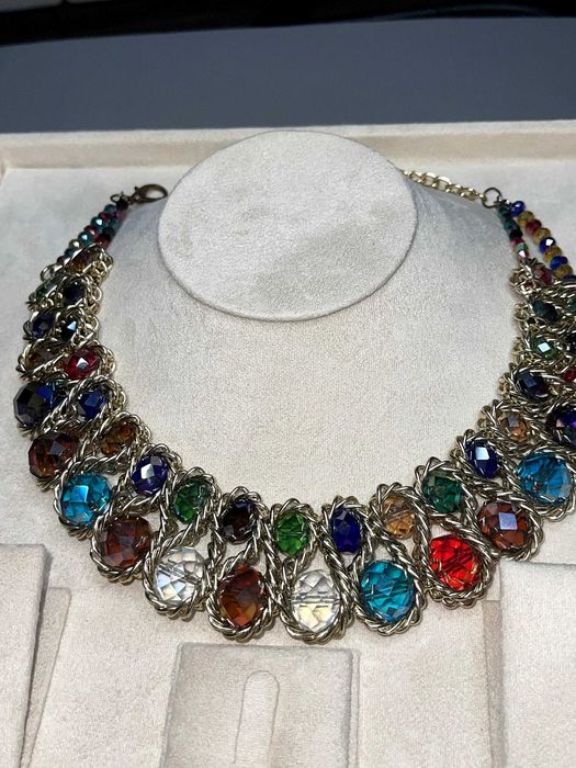 масивно колие шарено с камъни зелено червено гердан елегантно помпозно