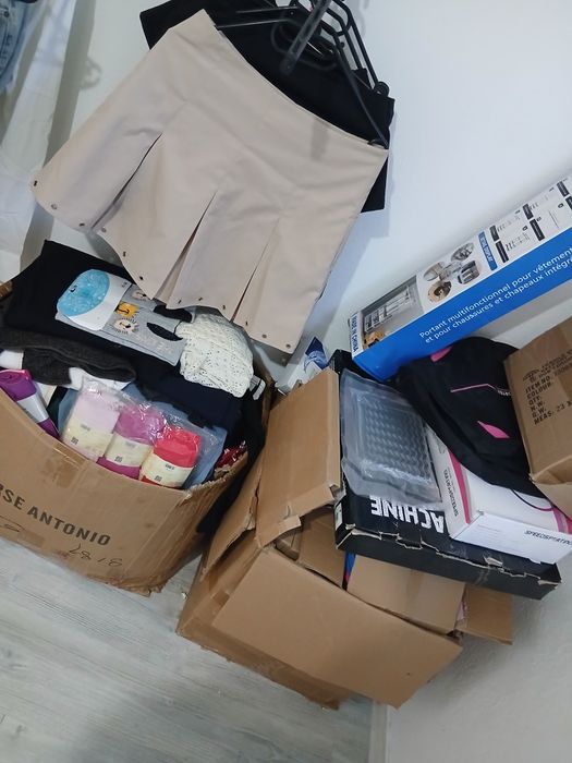 Totul la gramada haine articole diferite pt piata noi