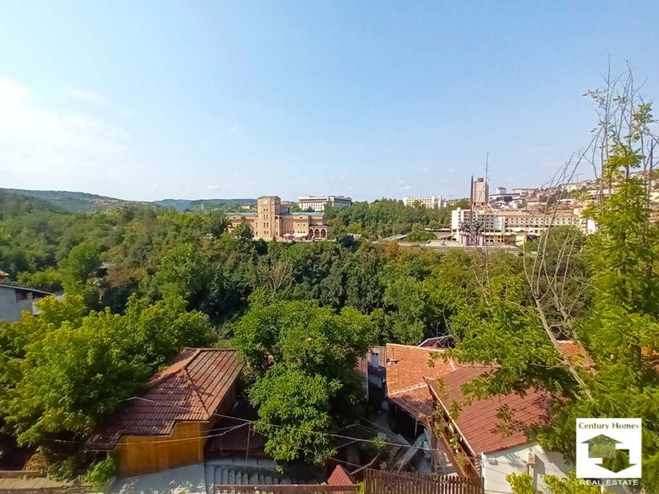 104952 Панорамен тристаен апартамент в центъра на В. Търново