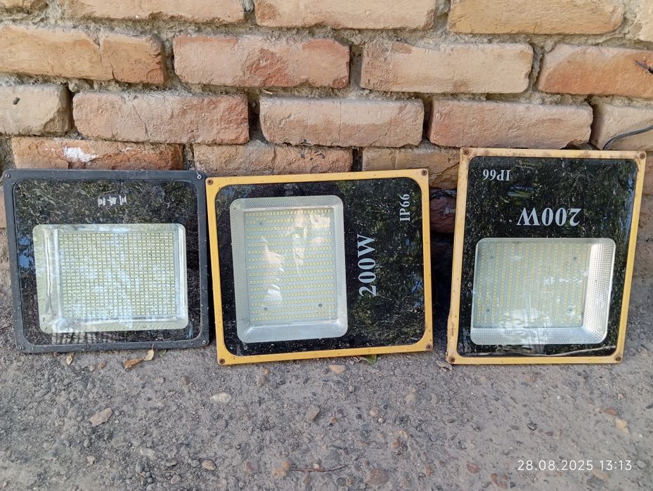 Прожекторы продаётся 3 таси 100.Минг.