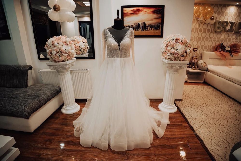 rochie de mireasă superbă, stil prințesă, purtată o singură dată în ziua nunții.