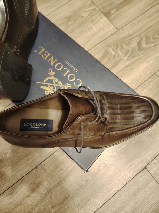 Pantofi de piele maro.