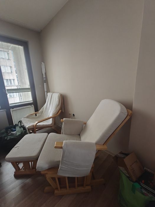 кресло с мека част и дървена рамка  и табуретка за крака