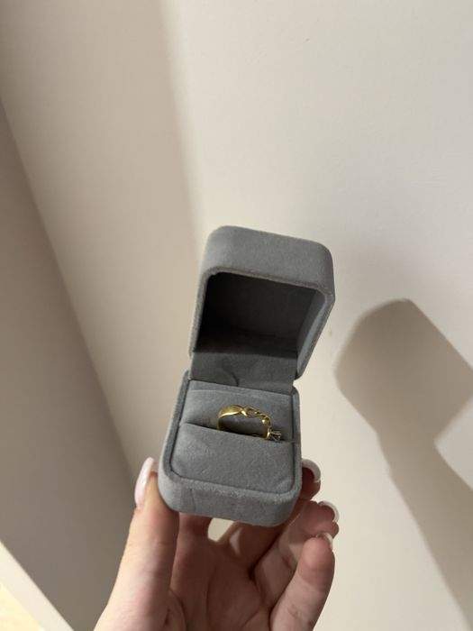 Золотое кольцо с бриллиантом  750 проба