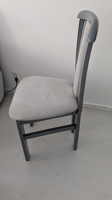 Продавам комплект от 4 трапезни стола от масивно дърво