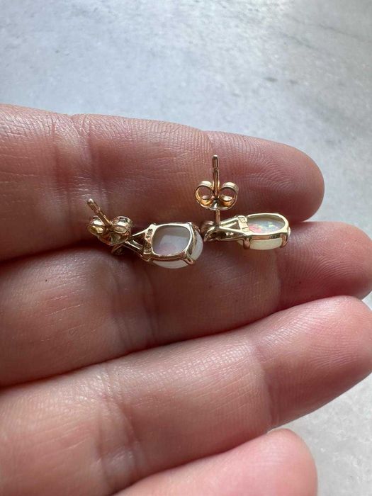 Pereche de cercei din aur, decorată cu opale și diamante
