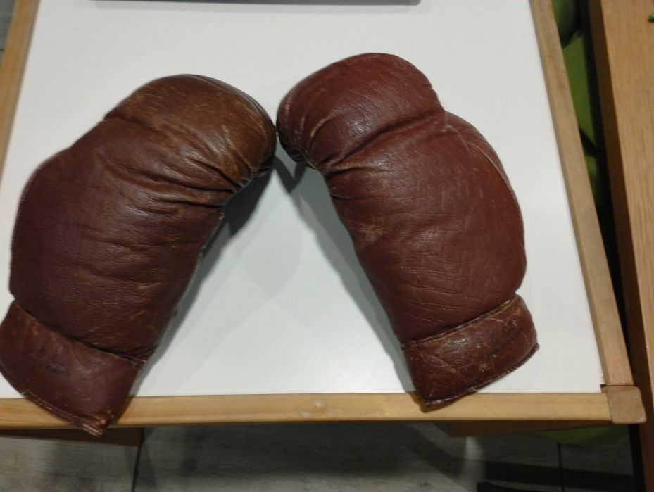 Стари боксови ръкавици