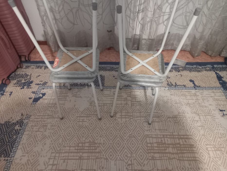 Продам 4 табуретки новые