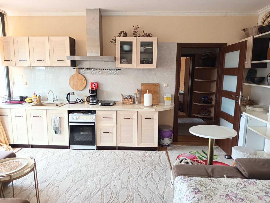 Продава напълно обзаведен апартамент с една спалня в идеалния център