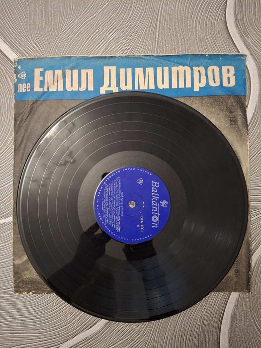 Продавам ретро грамофон и плочи