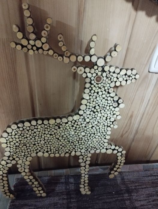 Продам фигуры оленей,часы