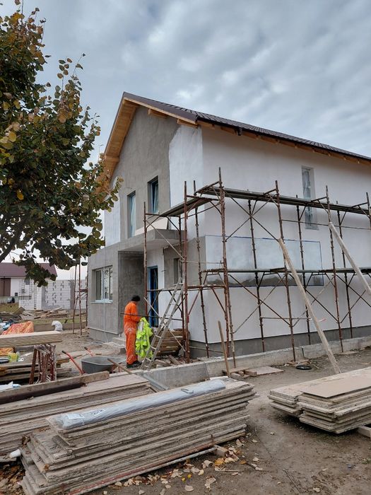 Case la rosu , blocuri , fundatii , structuri din beton armat .