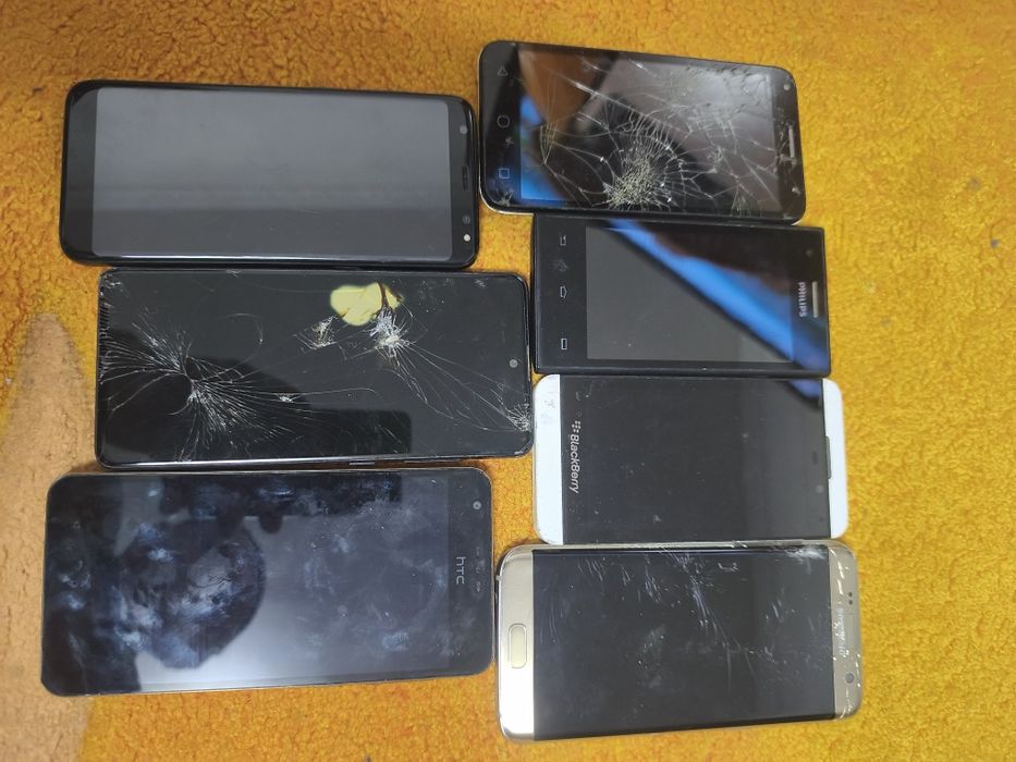 Vând telefoane defecte