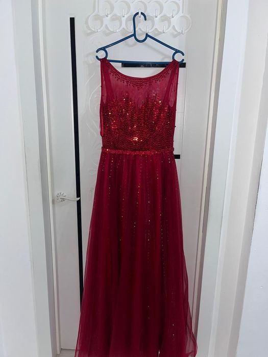 Продам красивое длинное красное платье.
С блестками, прозрачной сеткой
