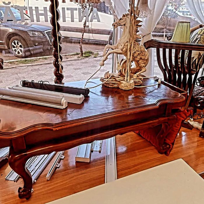 Antichitati-piese de mobilier, lampadare, veioze, oglinzi, diverse.