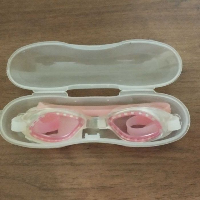 Очки для плаванья в футляре