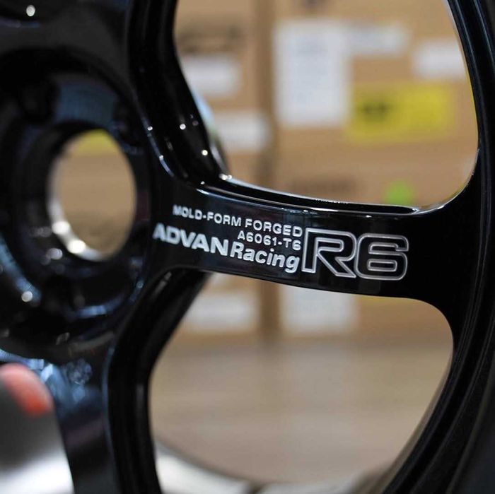 Комплект джанти Advan Racing R6 18x9.5 +29 5x114.3 Titanium Black
