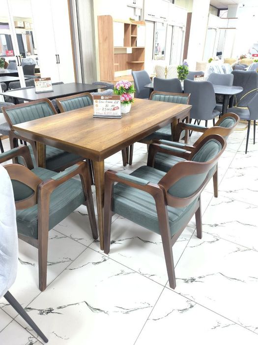 Продаю новые , идеальные стол стулья.