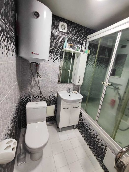 Продам  2х комнатную  Космонавтов 4