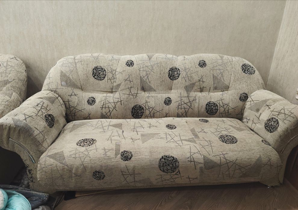 Срочно продаётся Диван и 2 кресла