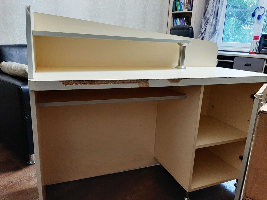 Тумба белая для спальни.