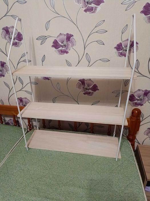 Метални стенни етажерки