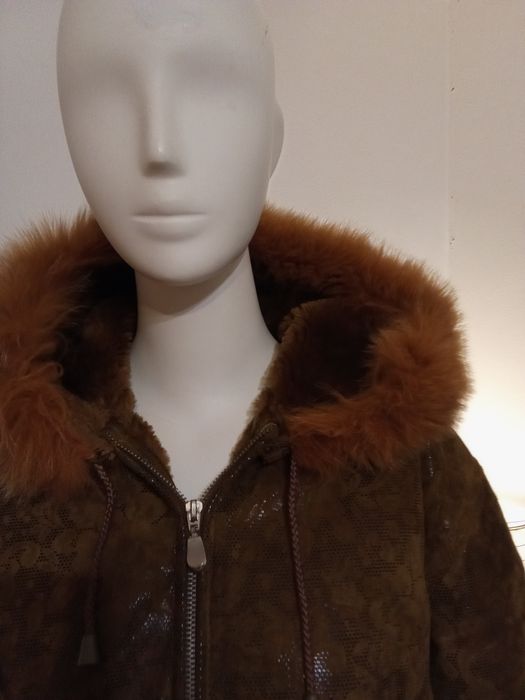 Haina femei din piele deosebita.