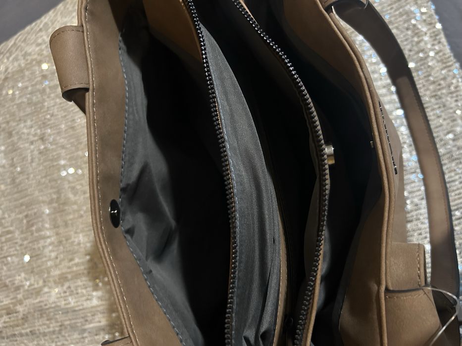 Нова чанта в кафяв цвят с дълга дръжка