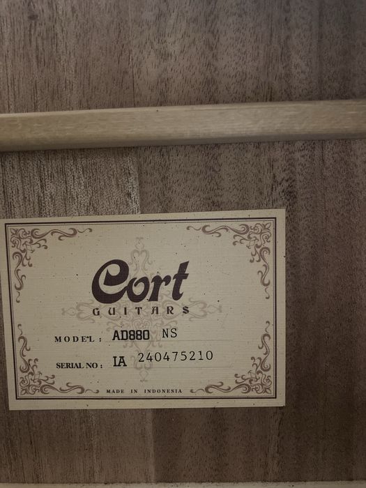 Продам гитрару cort ad880